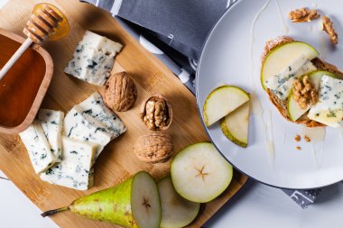 armut, fındık ve bal dilimleri ile peynir