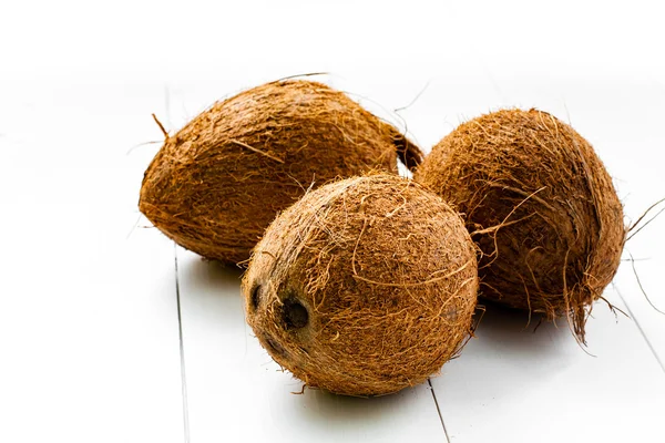 Tiga buah kelapa utuh — Stok Foto