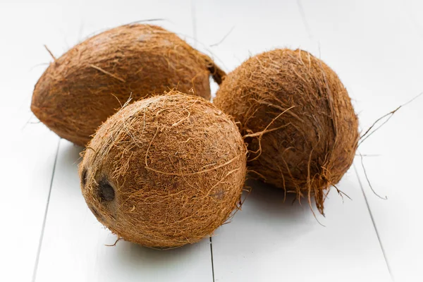 Tiga buah kelapa utuh — Stok Foto