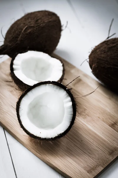 Kokosnøtt på hvit bakgrunn. – stockfoto