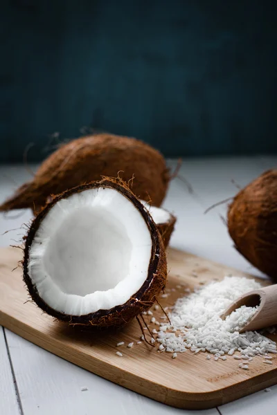 하얀 배경에 있는 코코넛. — 스톡 사진