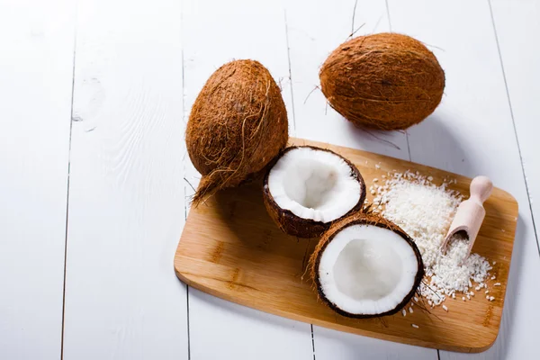 Kokosnoot op witte achtergrond. — Stockfoto