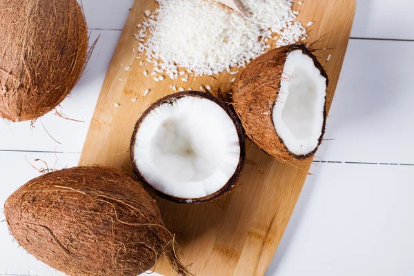 Coco sobre fondo blanco. — Foto de Stock