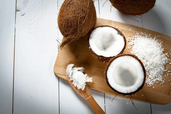 Kokosnöt på vit bakgrund. — Stockfoto