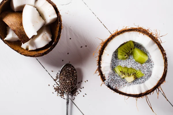 Pouding aux graines de chia avec des kiwis dans la coquille d'une noix de coco — Photo