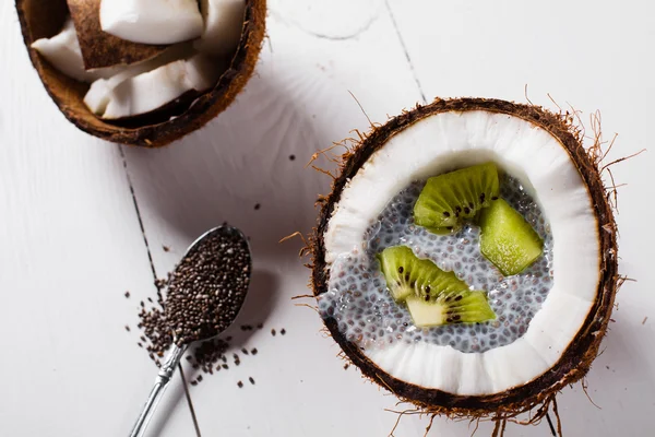 Chia zaden pudding met kiwi fruit in de shell van een kokosnoot — Stockfoto