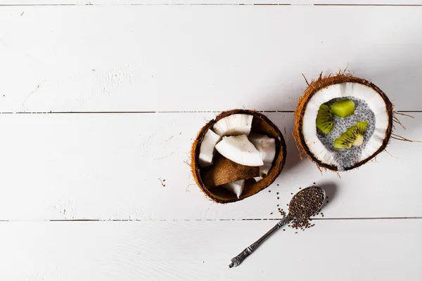 Pudim de sementes de chia com kiwi frutas na casca de um coco — Fotografia de Stock