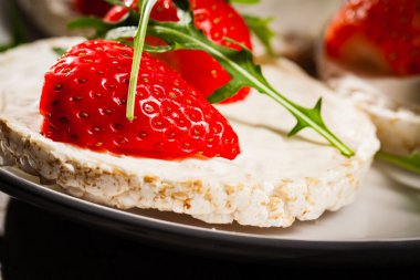 Tahıllı pirinç kek çilek meyve, mascarpone peynir ve roka ile.