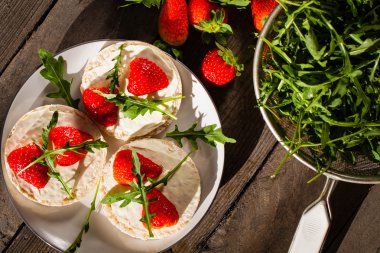 Tahıllı pirinç kek çilek meyve, mascarpone peynir ve roka ile.