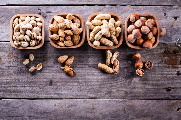 Blandning av nötter i trä skålar. — Stockfoto