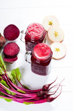 Taze kırmızı yüzlü.