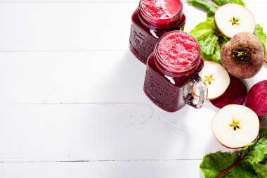 Taze kırmızı yüzlü.