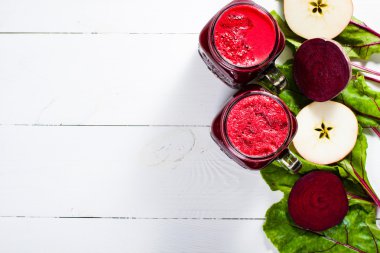 Taze kırmızı yüzlü.