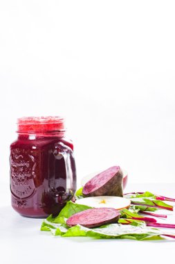 Taze kırmızı yüzlü.