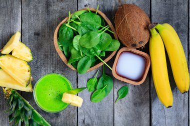 Taze yeşil smoothies.