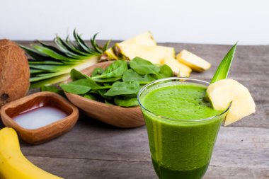 Taze yeşil smoothies.