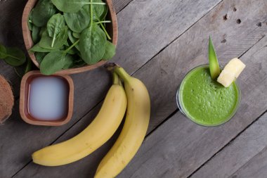 Taze yeşil smoothies.