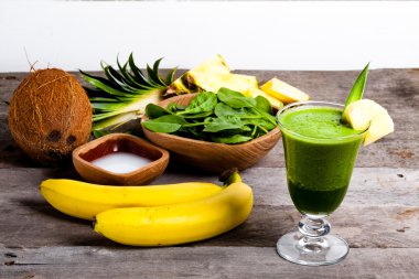 Taze yeşil smoothies.