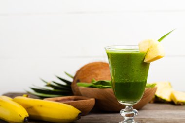 Taze yeşil smoothies.