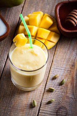 Mango lassi bardak. 