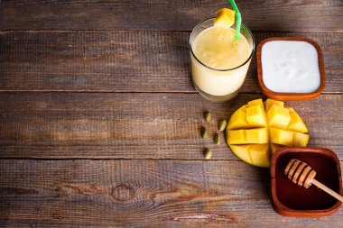 Mango lassi bardak. 