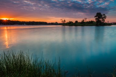 Göl manzara güzel gökyüzü ile.