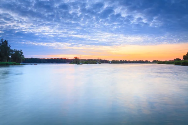 Paisagem do lago com céu bonito . — Fotografia de Stock