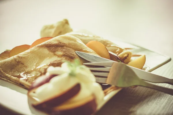 Pancake dengan buah persik dan krim manis . — Stok Foto