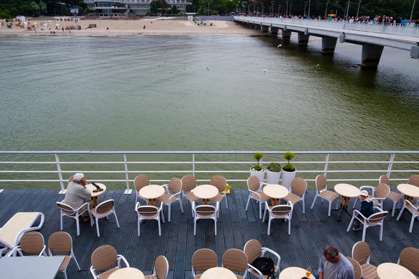 Restaurante en el embarcadero en Kolobrzeg . — Foto de Stock