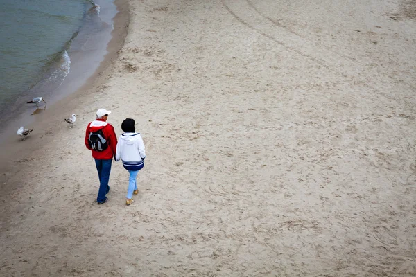 Coppia di anziani passeggiando lungo la spiaggia, vista dall'alto . — Foto Stock