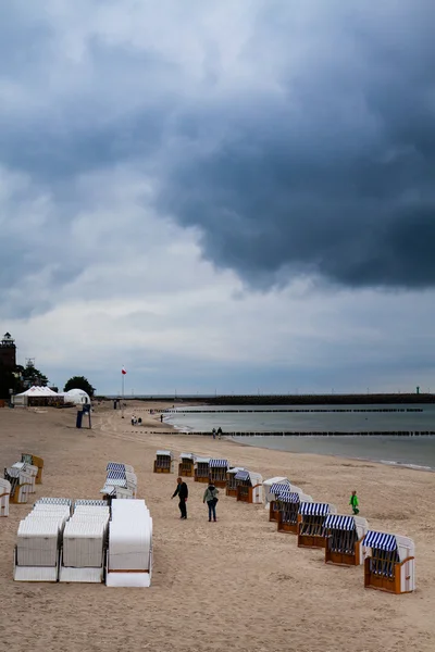 Silla de playa de mimbre antes del inicio de la temporada . — Foto de Stock