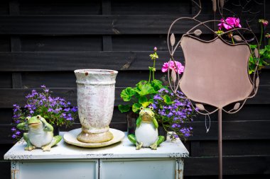 Çit boyunca çiçekli dekorasyon.