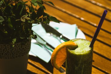 Portakal dilim yeşil smoothie dekore