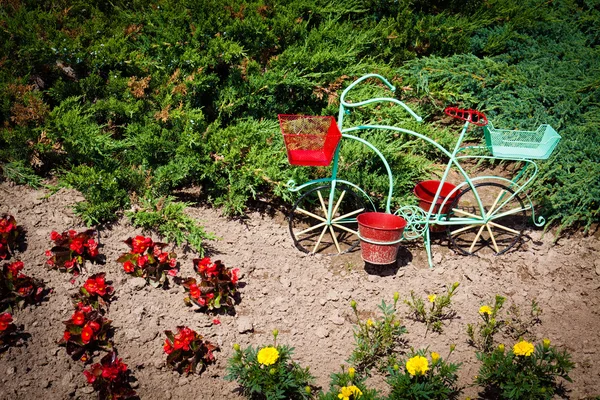 Sculpture en métal du vélo comme lit de fleurs dans le jardin . — Photo