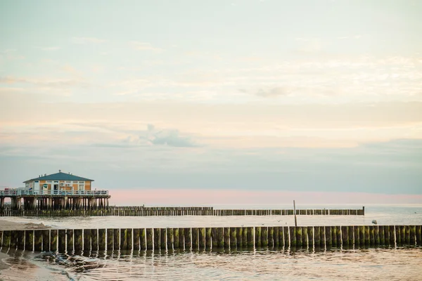 Ostseeküste über dem Sonnenaufgang. — Stockfoto