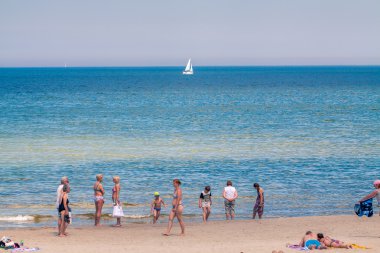 Sahilde güneşlenenbirileri varsa