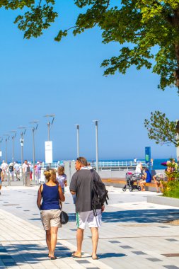 Tahta üzerinde yürüyen turist turist.