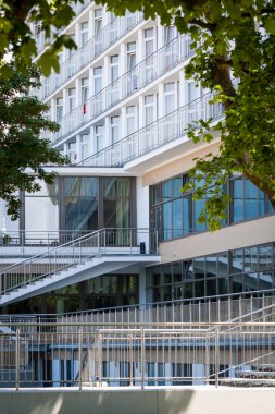 İşletmelerinde açık entance.