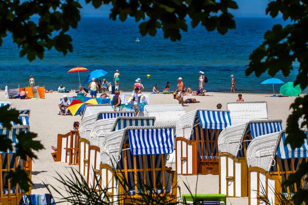 Banhistas na praia — Fotografia de Stock