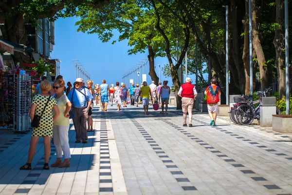 Turistas ambulantes en el paseo marítimo . — Foto de Stock