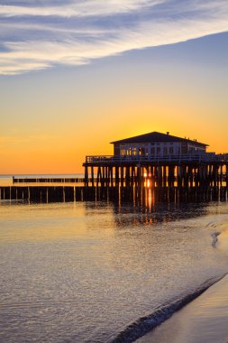 Ahşap iskele restoranda.