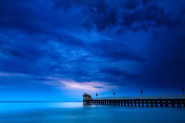 Sandy sahil dramatik gökyüzü ile