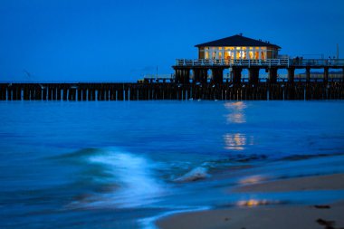 Sandy sahil dramatik gökyüzü ile