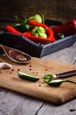 ahşap zemin üzerine biber.