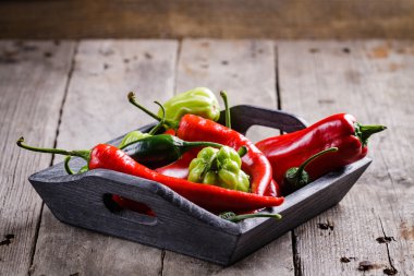 ahşap zemin üzerine biber.