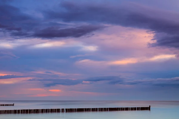 Sandy sahil dramatik gökyüzü ile — Stok fotoğraf