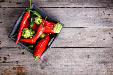 ahşap zemin üzerine biber.