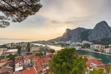 Omis ve Cetina Nehri Boğazı, Dalmaçya, Riviera Makarska, Hırvatistan 'ın panoramik manzarası.