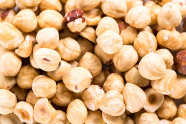 Rastgele yerleştirilmiş büyük kabuklu fındıkların arka planı.