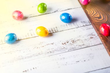 Paskalya için tahta masaya boyanmış yumurtalar..